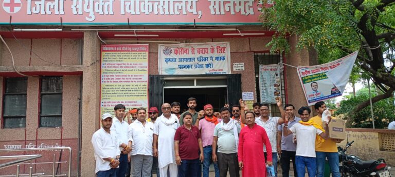 ब्रह्मलीन पूर्व प्रधान पुजारी देवी प्रसाद के अवतरण दिवस पर जिला अस्पताल में मरीजों को किया गया फल वितरित।