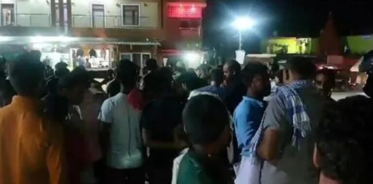 आपसी विवाद में पीड़ितों ने चोपन बैरियर पर वाराणसी शक्तिनगर मार्ग को किया जाम।