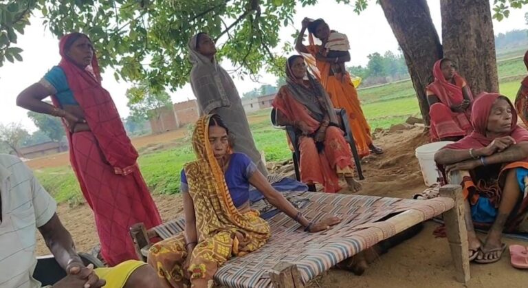 धूमा दुद्धी निवासी सप्लाई इंस्पेक्टर सुरेन्द्र गौड का प्रतापगढ़ के रेलवे ट्रैक पर संदिग्ध स्थिति में मिला शव।