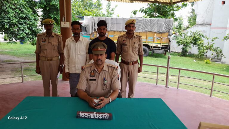 चोपन बैरियर पर वाराणसी शक्तिनगर राज्य मार्ग को अवरूद्ध करने वाले दो अभियुक्त गिरफ्तार।