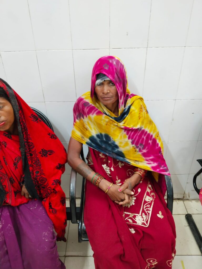 अबाडी मार्ग पर टेम्पो पल्टी सात घायल , गुरमुरा से साप्ताहिक बाजार कर अबाडी जा रहे थे यात्री।