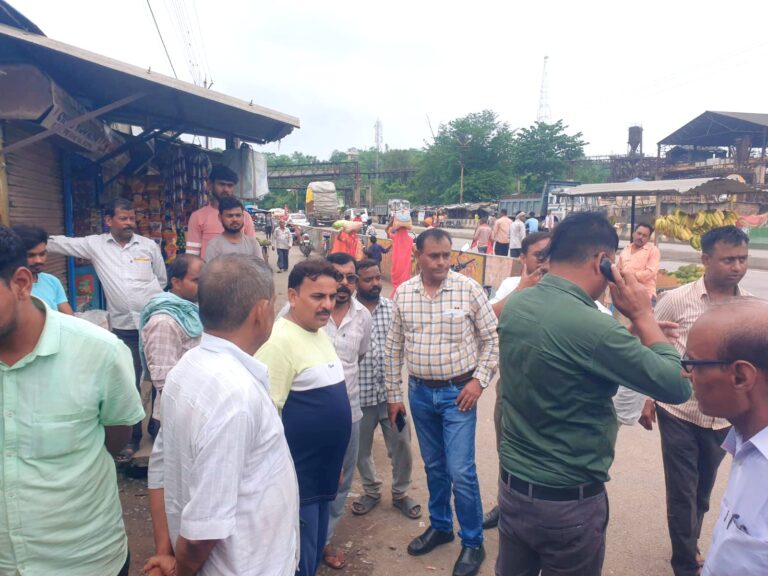 डाला बाजार में जाम नाली का एसीपी टोल कर्मचारियों ने किया निरीक्षण।