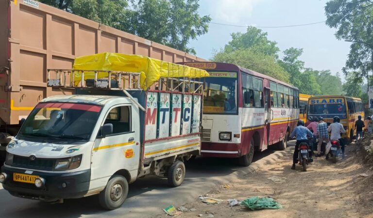 आज भी लगा रेणुकूट मे भीषण जाम, झेलने को मजबूर लोग, जाम और उमस से स्कूल के बच्चे हुए परेशान।