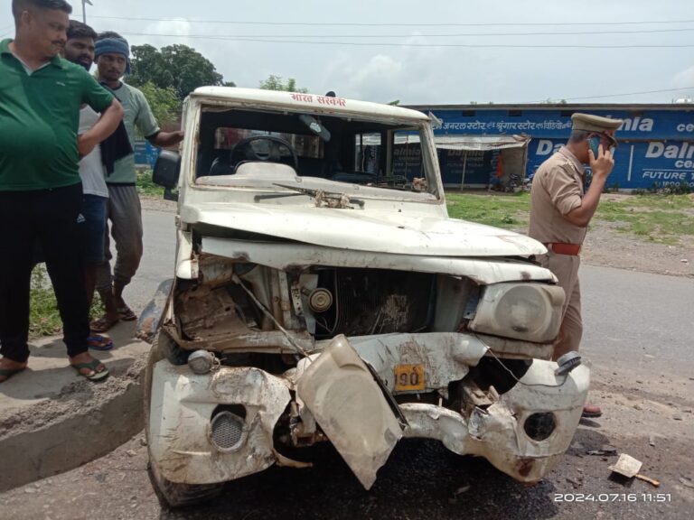 ट्रक से टकराकर पिकअप सवार दो व्यक्ति हुए घायल।