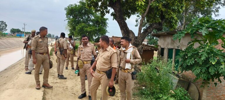 युवक की हत्या के आरोपियों का घर पुलिस छावनी में तब्दील। 