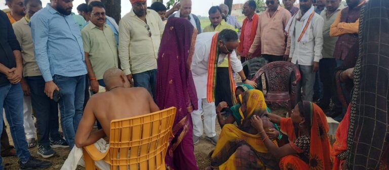 पीड़ित परिवार से मिले सदर विधायक न्याय का दिलाया भरोसा।