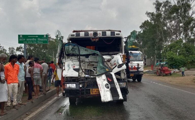 पीछे से ट्रेलर ने ट्रेलर में मारा धक्का, चालक घायल।