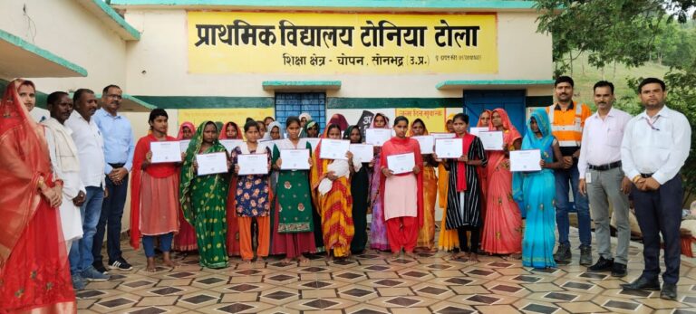 सिलाई मशीन प्रशिक्षण के प्रमाण पत्र बांटे गए।