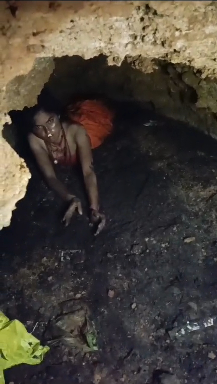 Sonbhadra News : गुप्ता धाम में नागिन की तरह एक लड़की की हरकत करने पर गांव में दिनभर रहा चर्चाओं का माहौल ।