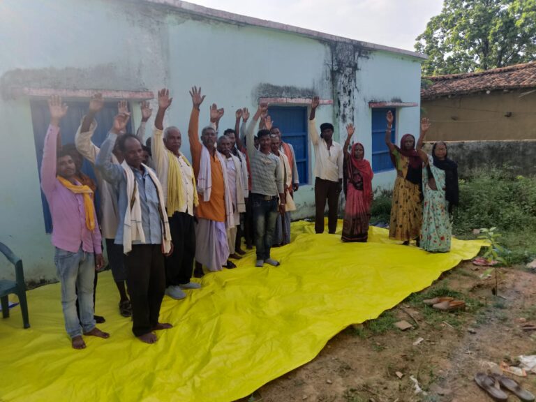 भ्रष्टाचार को लेकर को लेकर ग्रामीणों ने किया प्रदर्शन।