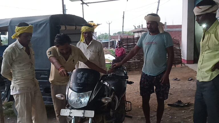 दिनदहाड़े चोरी हुई बाइक का हुआ खुलासा, बाइक स्वामी के चेहरे पर लौटी खुशी।