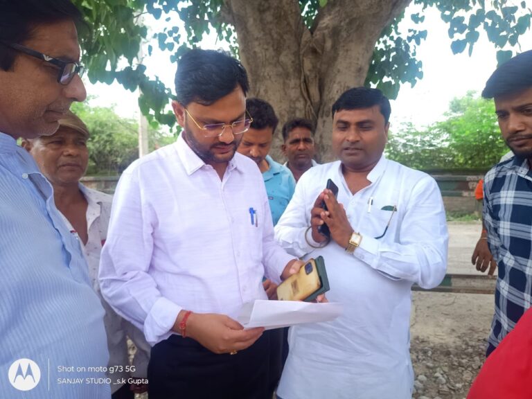 डाला क्षेत्र मे क्षतिग्रस्त सम्पर्क मार्ग को दुरूस्त करवाने और स्ट्रीट लाइट लगवाने के लिए जिलाधिकारी को ज्ञापन सौंपा।