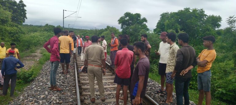 दो दिन से लापता युवक का रेलवे ट्रैक पर मिला शव।