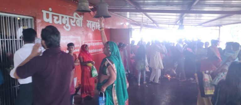 सावन का पहला सोमवार सुबह से ही पंचमुखी मंदिर पर लगा दर्शनार्थियों का रेला।