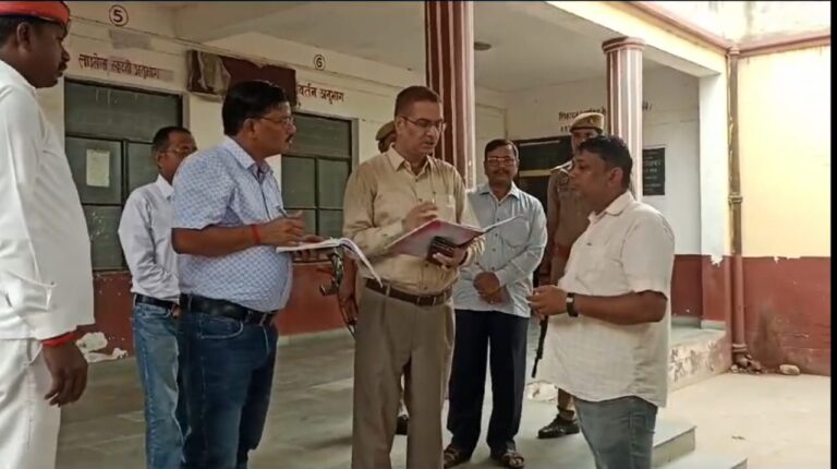 सोनभद्र जिलाधिकारी ने आरटीओ कार्यालय का किया औचक निरीक्षण।
