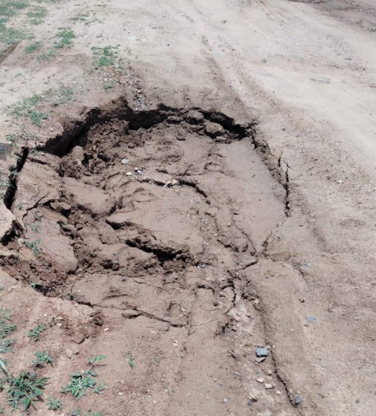 रात्रि में हुई हल्की बारिश ने खोली कनहर सिंचाई परियोजना की मिट्टी बांध की गुणवत्ता की पोल।&nbsp;