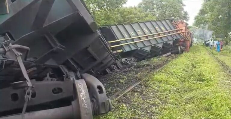 सोनभद्र : मालगाड़ी की दो बोगियां हुई डी रेल।