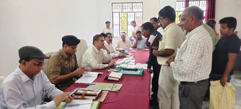 डी एम, एस पी के समक्ष संपूर्ण समाधान दिवस में कुल 42 प्रार्थना पत्र पड़े, 2 मामलो का हुआ निस्तारण।