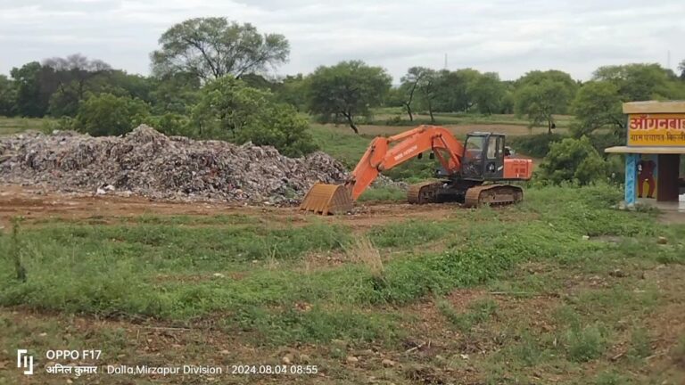 डंप कचरे का रिसाव से जल पीने से बीमार हो रहे ग्रामीण।