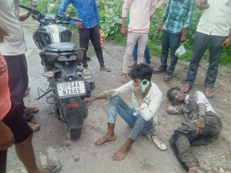 बाइक अनियंत्रित होकर फिसली, तीन घायल।