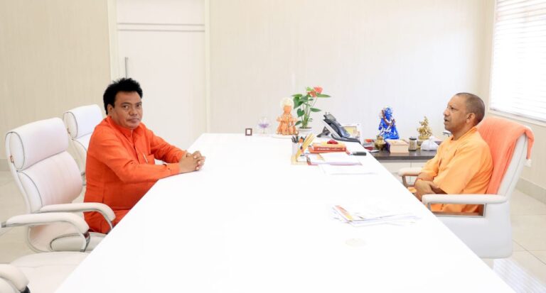 पूर्व विधायक हरिराम चेरो ने मुख्यमंत्री योगीआदित्य नाथ से किया शिष्टाचार भेंट । 