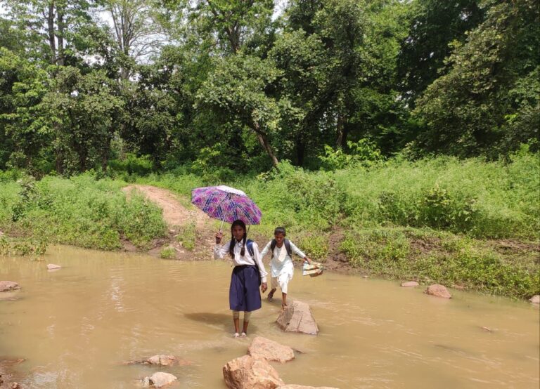 बच्चो को स्कूल जाने में बाधक बन रही बरसाती नदी।