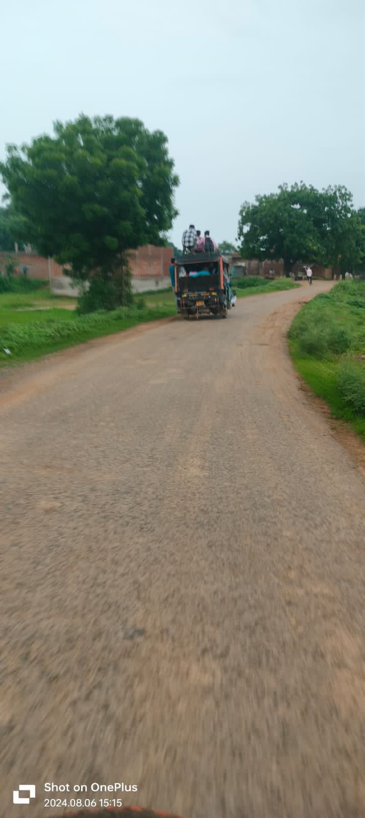 नियमों को ताक पर रखकर ऑटो चालक दे रहे हैं मौत को दावत, प्रशासन मौन।