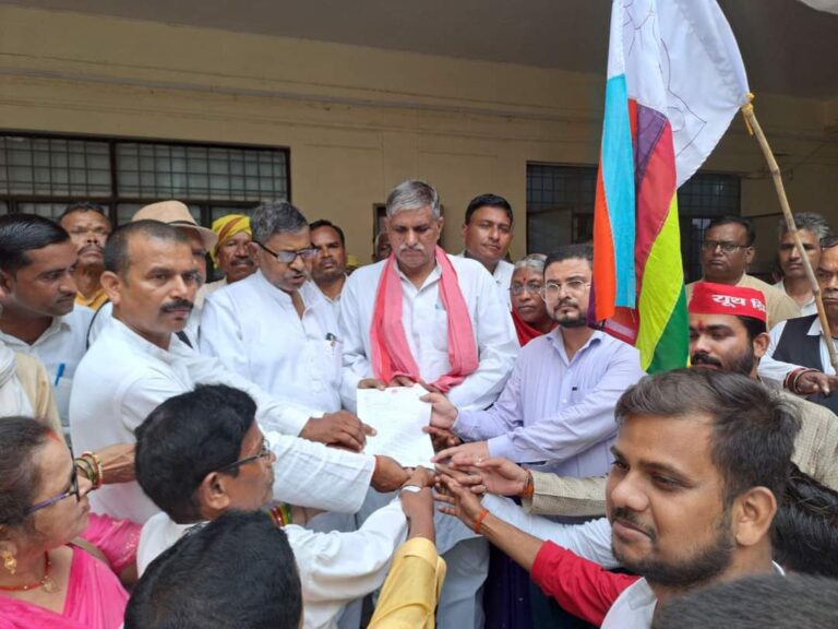 विश्व आदिवासी दिवस पर दुद्धी में मानर की थाप पर कर्मा, सैला नृत्य के साथ निकला जुलूस।