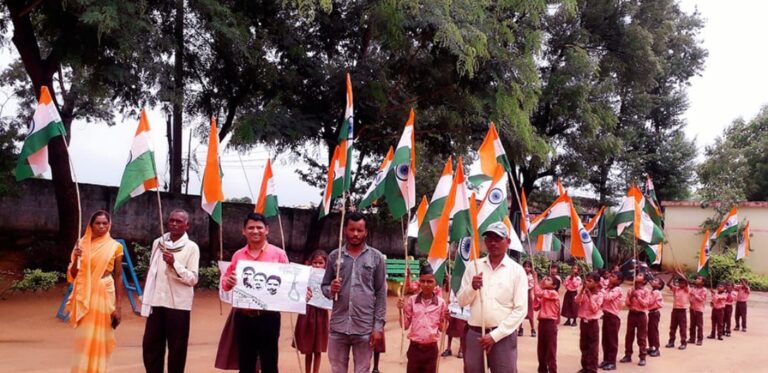 कररी प्राथमिक विद्यालय में ” शहीद स्मृति यात्रा रैली ” काकोरी ट्रेन कांड के 100 वर्ष पर निकली।