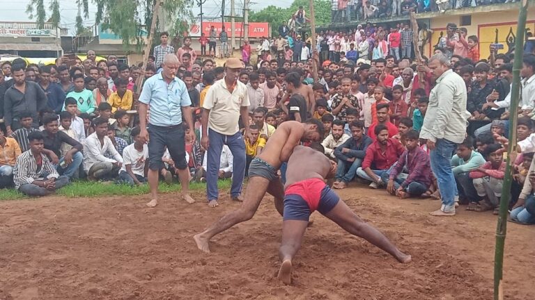 नागपंचमी पर म्योरपुर में अखाड़े का आयोजन,पहलवानों ने दिखाया दमखम।