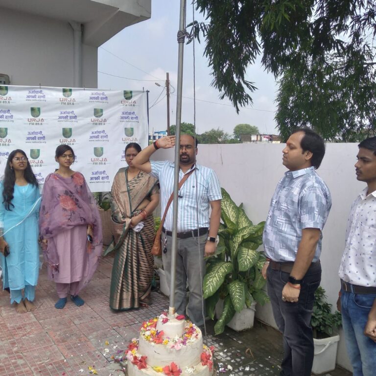 जमुआ (ढोती)स्थित रेडियो स्टेशन एफ एम ऊर्जा 89.6 में डॉक्टर सुमित गुप्ता ने किया ध्वजारोहण।