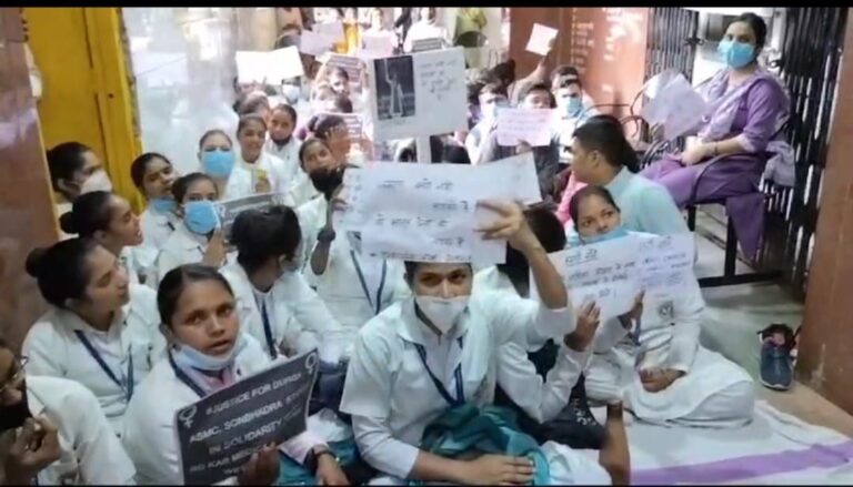 कोलकाता में लेडी डॉक्टर से हुई हैवानियत को लेकर सोनभद्र मेडिकल कॉलेज में हड़ताल पर डॉक्टर।