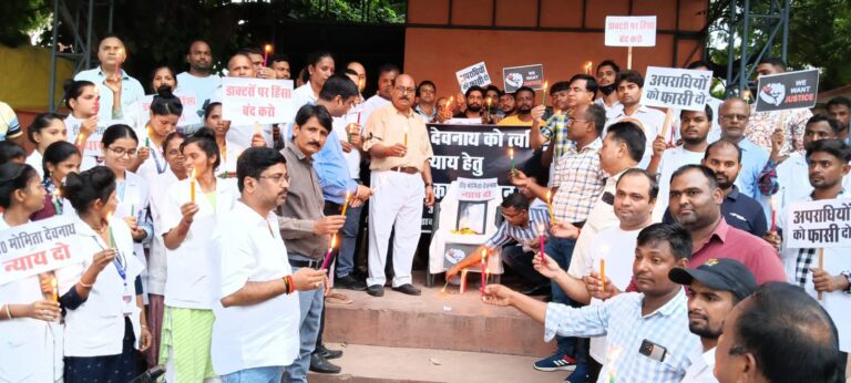 बंगाल में महिला डॉक्टर के साथ सामूहिक दुराचार की घटना के खिलाफ न्याय की मांग को लेकर दुद्धी सड़कों पर उतरा स्वास्थ्य विभाग।