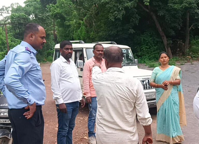 डाला में इंटर कॉलेजों के रास्तों का मेयर ने किया निरीक्षण।