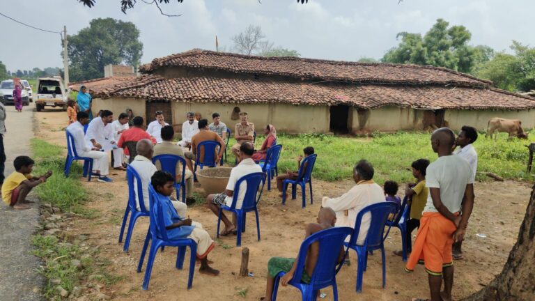 दुराचार से मृत छात्रा के दरवाज़े अनुसूचित जाति,जनजाति मोर्चा के प्रदेश उपाध्यक्ष श्रवण सिंह गोंड पहुंचे।