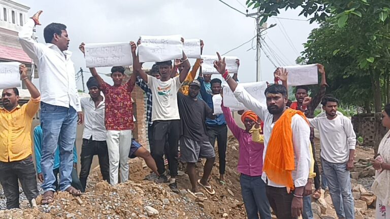 नगर पंचायत डाला में नाली निर्माण को लेकर नगरवासियों की आपत्ति।