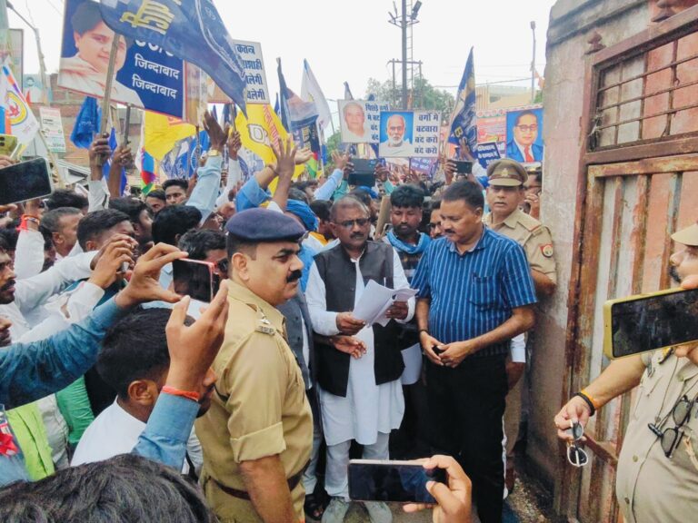 भारत बन्द – एससी /एसटी /ओबीसी आरक्षण में क्रीमी लेयर व आरक्षण में उप वर्गीकरण किए जाने के विरोध में हजारों लोग सड़कों पर उतरें।&nbsp;&nbsp;&nbsp;&nbsp;&nbsp;&nbsp;&nbsp;&nbsp;&nbsp;&nbsp;&nbsp;