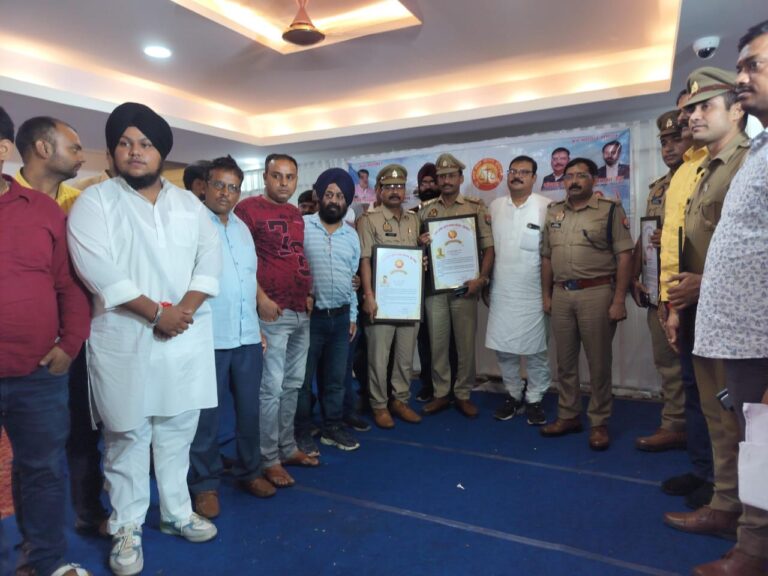 दम्पत्ति हत्याकांड अनावरण में सम्मिलित पुलिस टीम को किया गया सम्मानित।