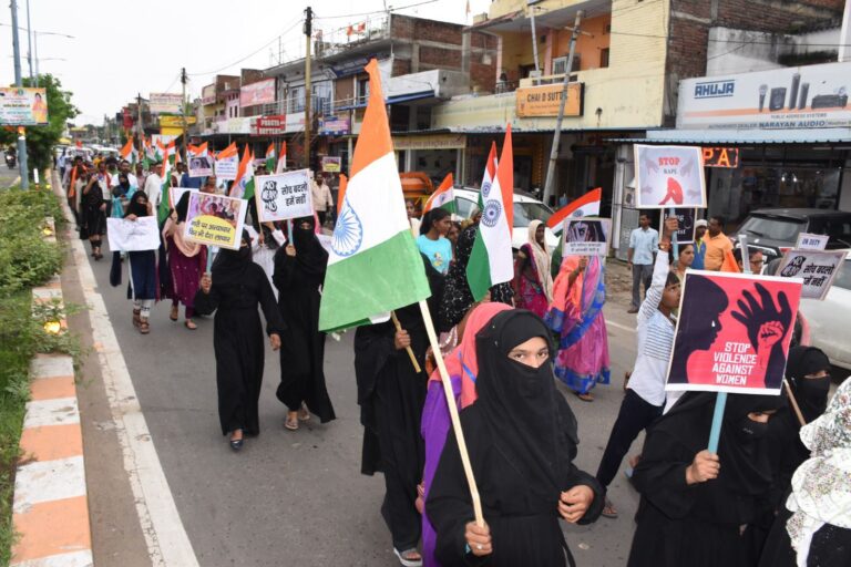 हत्यारों को फांसी दो के नारे से गूंज उठा वैढन शहर।