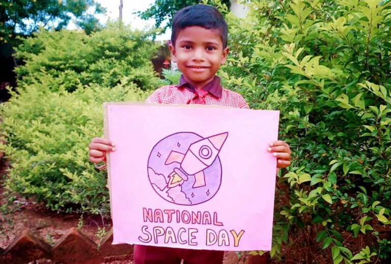 “राष्ट्रीय अंतरिक्ष दिवस ” पर चंद्रयान 1- 3 की सफल लैंडिंग पर बच्चों को किया जागरूक।