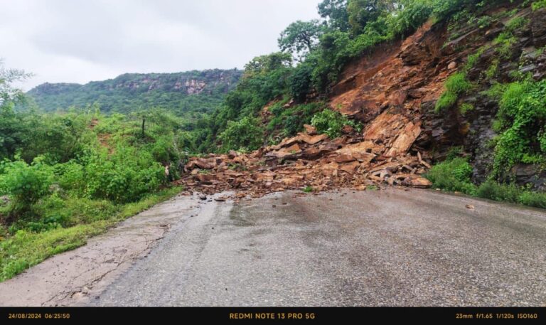 मारकुंडी घाटी पर पहाड़ का मलबा गिरने से रोड हुआ बाधित।
