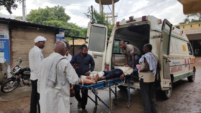 बाइक सवार ने लूना सवार दो भाइयों को मारी टक्कर,एक रेफर।