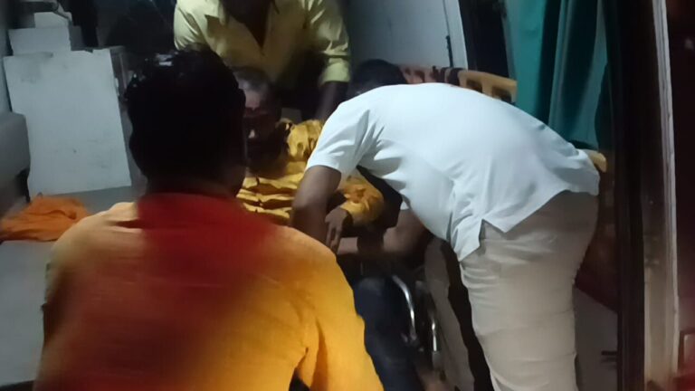 अज्ञात वाहन के चपेट में आने से बाइक सवार गंभीर रूप से घायल।