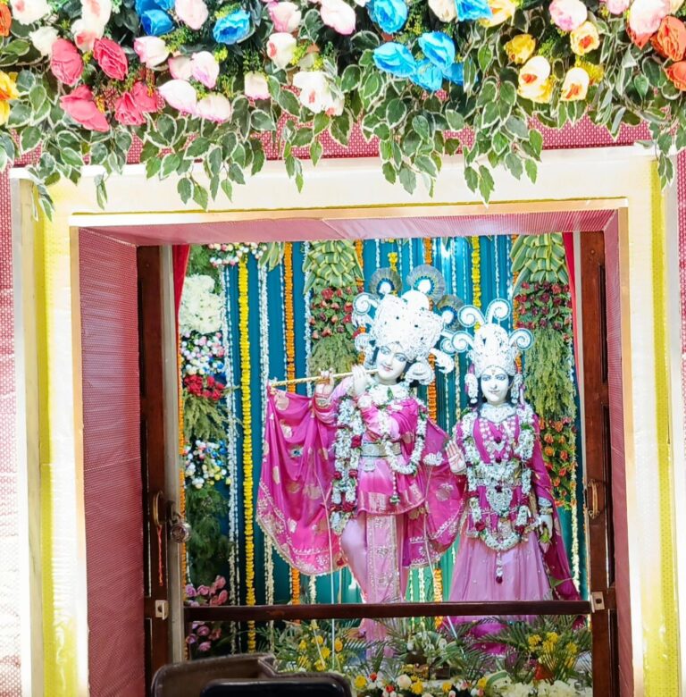 रेनुकूट के राधा कृष्ण मंदिर मुर्धवा में भगवान श्री कृष्ण का जन्मोत्सव बड़े धूमधाम से मनाया गया।