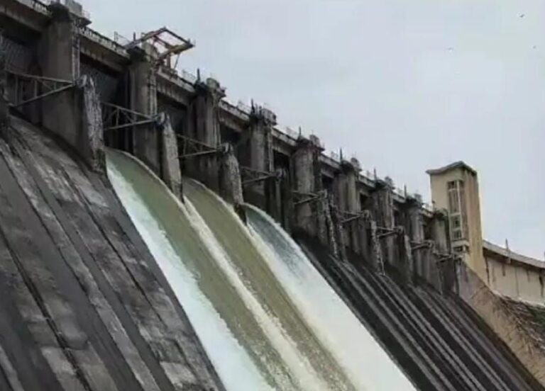 सोनभद्र: 8 वर्षों के बाद रिहंद बाँध का सात फाटक फिर खुला।