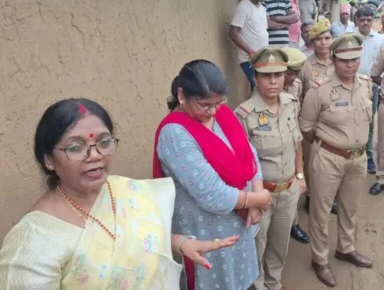 राज्य बाल अधिकार संरक्षण आयोग की टीम ने नाबालिक मृतक दुष्कर्म छात्रा के परिजनों से की मुलाकात।