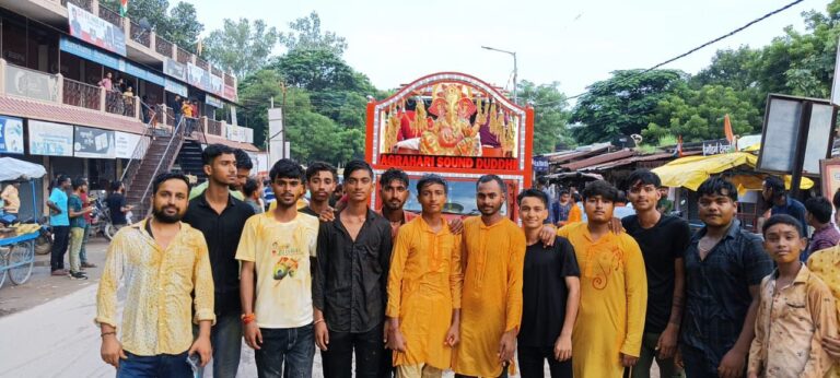 दुद्धी – नटखट नयनाभिराम लल्ला भगवान श्रीकृष्ण जन्माष्टमी उपरान्त बाजे गाजे के साथ झांकियां नगर में निकली।