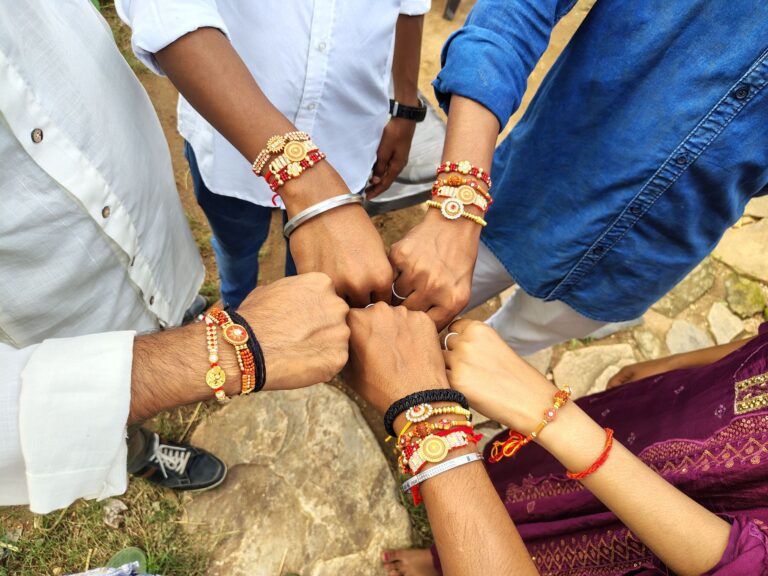 रक्षाबंधन के पवित्र त्यौहार के दिन भाईयों की कलाई पर बहनों ने बांधा रक्षा सूत्र।