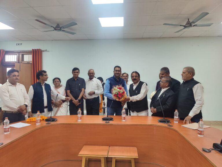 माननीय प्रशासनिक न्यायमूर्ति से वाह्य न्यायालय दुद्धी में एक छत के नीचे संचालक को लेकर मिला पांच सदस्यीय प्रतिनिधिमंडल।