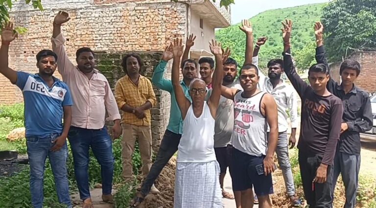 नाली निर्माण कार्य को लेकर निवासियों का विरोध, रोष।